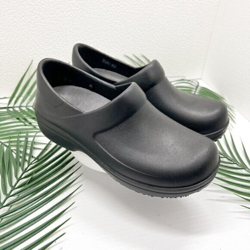 Crocs Women’s Black Neria Pro II Round Toe Slip On Resistant Work Clog Size 6